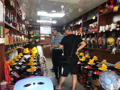 聚焦酒類(lèi)市場(chǎng)安全 赤坎區(qū)市場(chǎng)監(jiān)管局開(kāi)展專(zhuān)項(xiàng)檢查行動(dòng)