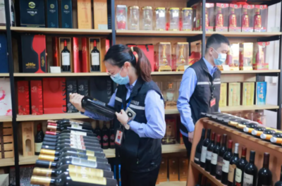 東莞茶山 多部門(mén)聯(lián)合突擊檢查四家商行，查扣問(wèn)題紅酒一批