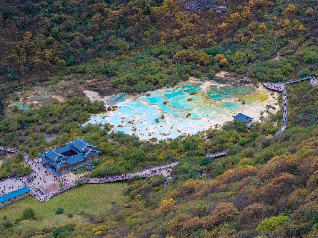 國(guó)內(nèi)景區(qū)客流高位運(yùn)行 黃龍創(chuàng)紀(jì)錄與黃果樹飽和現(xiàn)象探析